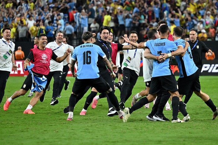 Los jugadores de Uruguay tras la victoria ante Brasil, el 6 de julio, en el Allegiant Stadium, en Las Vegas. · Foto: Robyn Beck, AFP