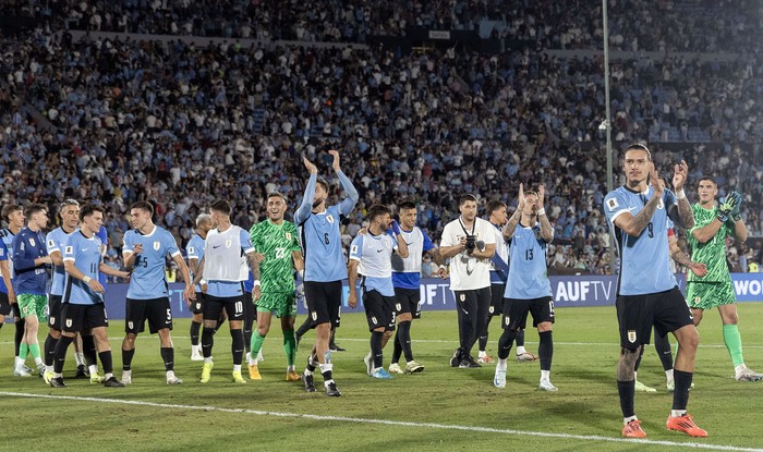 La selección uruguaya luego del triunfo ante Colombia, el viernes, en el estadio Centenario. · Foto: Rodrigo Viera Amaral