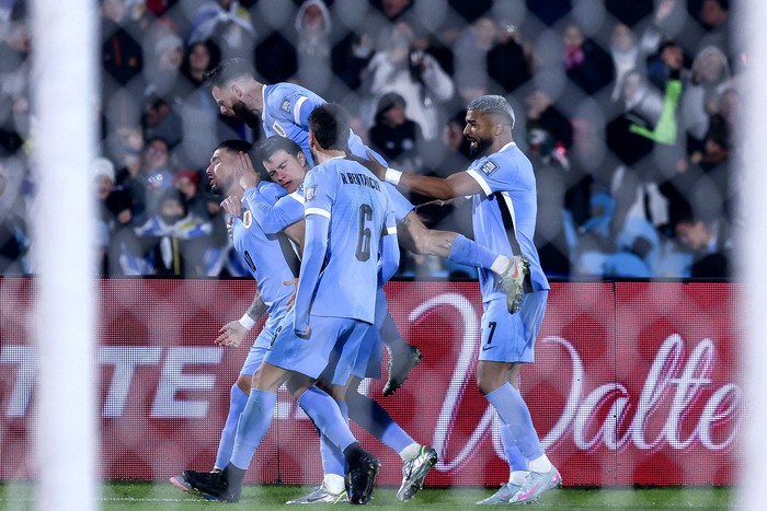 Los jugadores de Uruguay tras el gol de Giorgian de Arrascaeta, el 10 de junio, en el estadio Centenario. · Foto: Rodrigo Viera Amaral Los jugadores de Uruguay tras el gol de Giorgian de Arrascaeta, el 10 de junio, en el estadio Centenario. · Foto: Rodrigo Viera Amaral