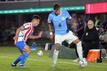 El paraguayo Andrés Cubas y el uruguayo Mathías Olivera, el 5 de junio, en el estadio Defensores del Chaco, en Asunción. · Foto: Daniel Duarte, AFP