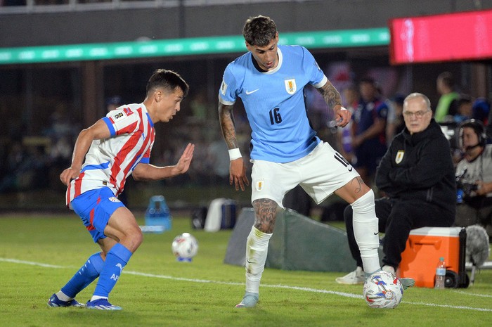 El paraguayo Andrés Cubas y el uruguayo Mathías Olivera, el 5 de junio, en el estadio Defensores del Chaco, en Asunción. · Foto: Daniel Duarte, AFP El paraguayo Andrés Cubas y el uruguayo Mathías Olivera, el 5 de junio, en el estadio Defensores del Chaco, en Asunción. · Foto: Daniel Duarte, AFP