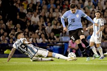 Nicolás Otamendi, de Argentina, y Federico Valverde, de Uruguay, el 16 de noviembre de 2023, en el estadio La Bombonera, en Buenos Aires. · Foto: Luis Robayo, AFP