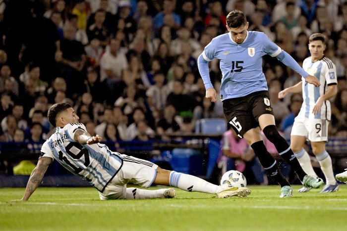 Nicolás Otamendi, de Argentina, y Federico Valverde, de Uruguay, el 16 de noviembre de 2023, en el estadio La Bombonera, en Buenos Aires. · Foto: Luis Robayo, AFP