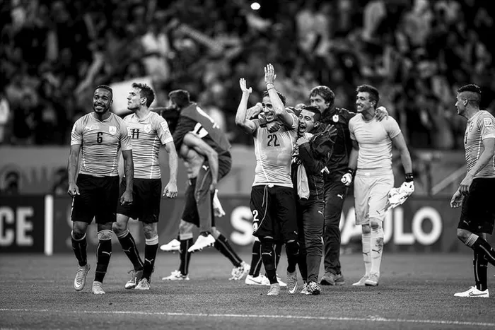 Los jugadores de Uruguay al final del encuentro con Inglaterra en el estadio Arena Corinthians en San Pablo, el 14 de junio de 2014. · Foto: Sandro Pereyra