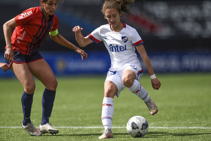 Aída Camaño, de Náutico, y Micaela Domínguez, de Nacional, el 5 de setiembre en el Estadio Charrúa. · Foto: Fernando Morán