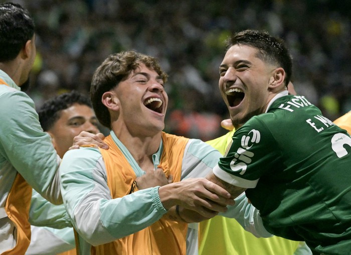 Agustín Giay y Emiliano Martínez, de Palmeiras, festejan luego de vencer a River Plate, el 24 de setiembre en San Pablo. · Foto: Nelson Almeida, AFP