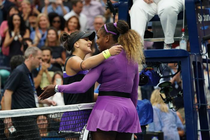 Bianca Andreescu y  Serena Williams al final del partido, hoy en el tercer día del US Open en Nueva York. · Foto: Clive Brunskill / Getty Images / AFP