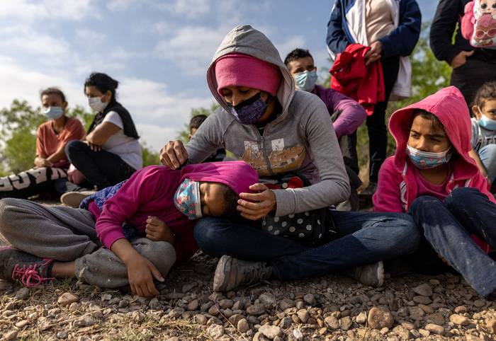 Migrantes de Honduras, son solicitantes de asilo después de cruzar el Río Grande, desde México a Estados Unidos, el 26 de marzo, en Texas.  · Foto: John Moore, Getty Images, AFP
