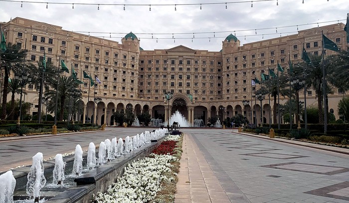 Hotel Ritz-Carlton en Riad, donde se llevan a cabo conversaciones con mediación estadounidense para intentar alcanzar un alto el fuego en la guerra entre Rusia y Ucrania. · Foto: Fayez Nureldine, AFP