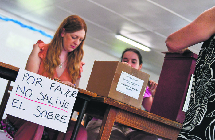 Mesa de votación, el domingo, en la escuela 10 de Nueva Helvecia. · Foto: Ignacio Dotti