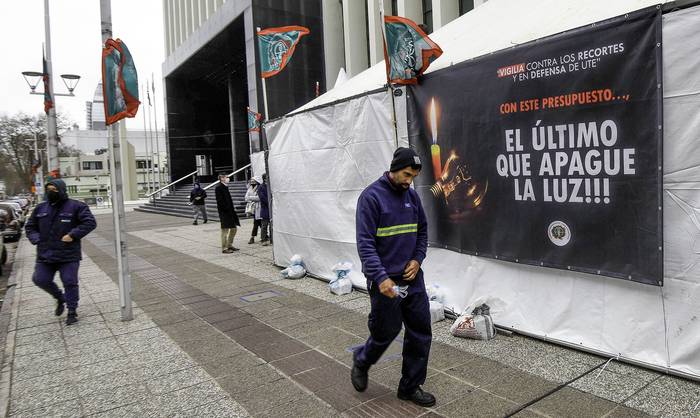 Vigilia contra los recortes y en defensa de UTE, frente al Palacio de la Luz (archivo, setiembre de 2020). · Foto: Federico Gutiérrez