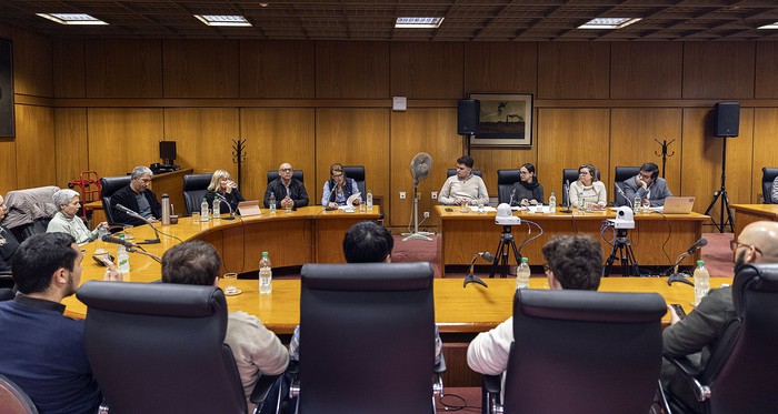 Colectivo de estudiantes y docentes de la UTEC presenta propuestas para la universidad de cara al próximo gobierno, el 12 de setiembre, en el anexo del Palacio Legislativo. · Foto: Ernesto Ryan