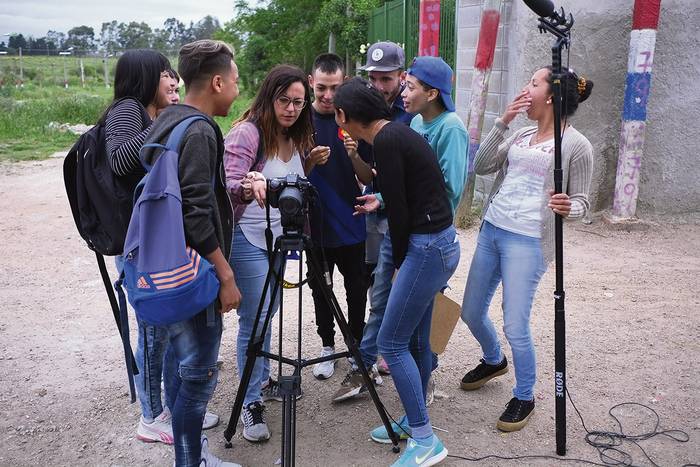 Estudiantes de la UTU de Villa García durante el rodaje. Foto: Pablo Vignali 
