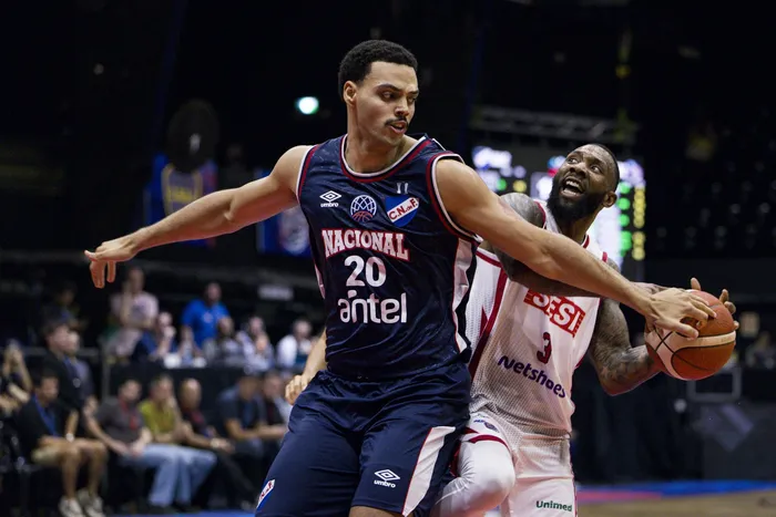 Pablo Gómez, de Nacional y Corderro Bennett, de Franca, el 17 de abril, en el estadio Obras Sanitarias de Buenos Aires. · Foto: FIBA