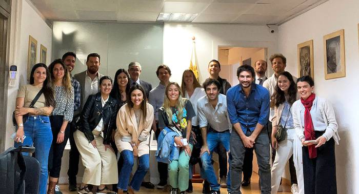 Reunión de la asociación Uy Redes en el Consulado de Uruguay en Barcelona. · Foto: Difusión