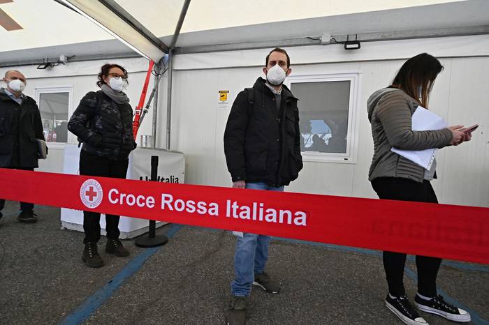 Centro de vacunación en la estación de trenes Termini de Roma. · Foto: Andreas Solaro, AFP