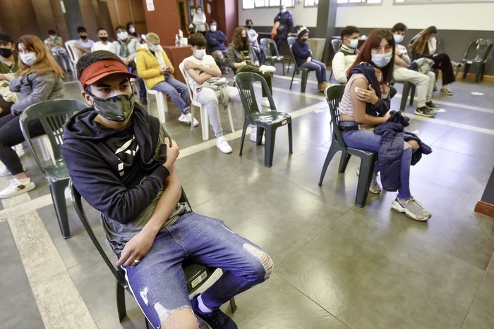 Vacunación de jóvenes de 12 a 17 años, en el local de la Federación de Funcionarios de la Salud Pública. · Foto: Federico Gutiérrez