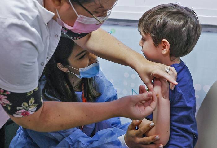 Vacunación de niños con la vacuna Pfizer / BioNTech Covid-19, ayer, en Israel. · Foto: Jack Guez, AFP