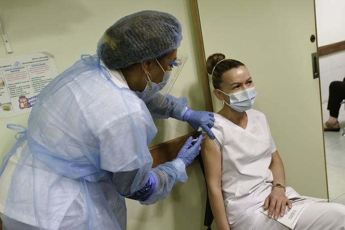 Erika Correa, de las primeras vacunadas contra covid 19, el sábado, en la Médica Uruguaya. · Foto: Federico Gutiérrez