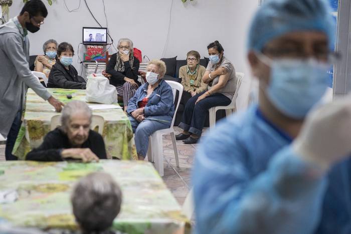 Vacunación en un residencial de ancianos, el martes, en Montevideo.