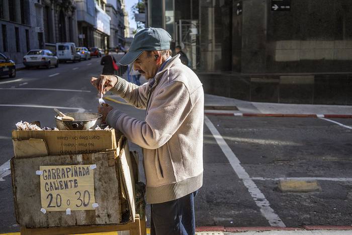 Vendedor de garrapiñada en la Ciudad Vieja (archivo, de mayo de 2019). · Foto: Mariana Greif
