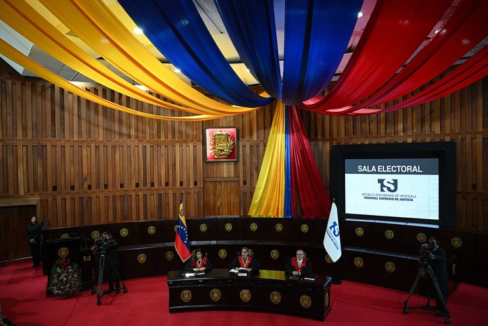 Caryslia Rodríguez, presidenta del Tribunal Supremo de Justicia de Venezuela, lee un comunicado sobre los resultados de las elecciones presidenciales, el 22 de agosto, en Caracas. · Foto: Federico Parra, AFP