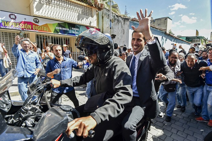 Juan Guaidó, al retirarse de la plaza Bolívar de Chacao, ayer, al este de Caracas. · Foto: Luis Robayo