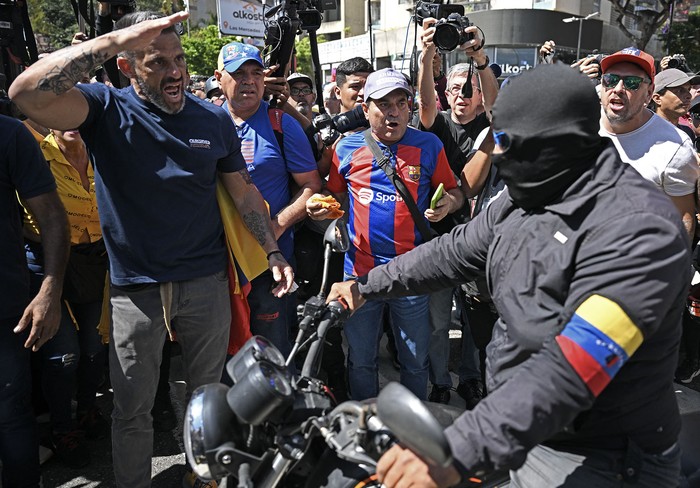 Enfrentamiento entre simpatizantes del gobierno de Nicolás Maduro motorizados y opositores, el 9 de enero, en Caracas. · Foto: Federico Parra, AFP