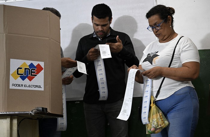 Conteo de votos durante las elecciones venezolanas, el 28 de julio en Caracas. · Foto: Raúl Arboleda, AFP