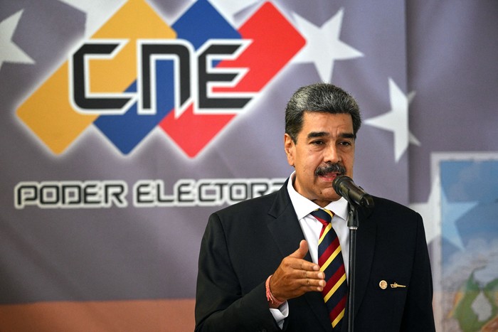 Nicolás Maduro, presidente venezolano, durante la ceremonia de firma del acuerdo de reconocimiento de los resultados de las elecciones presidenciales, el 20 de junio, en la sede del CNE en Caracas. · Foto: Federico Parra, AFP
