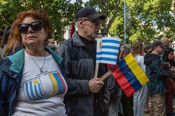 Movilización en rechazo de la intervención de Estados Unidos en Venezuela, el 3 de enero en el centro de Montevideo. · Foto: Martin Hernández Müller