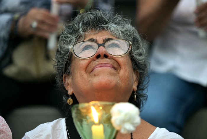 Vigilia convocada por la oposición venezolana para exigir la libertad de los presos políticos arrestados durante las protestas. · Foto: Yuri Cortez / AFP