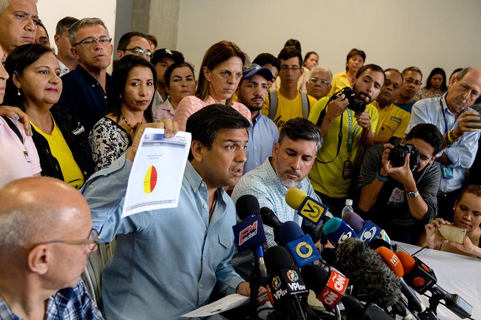 Carlos Ocariz, alcalde del municipio de Sucre, Caracas, y candidato opositor a gobernador del estado de Miranda, durante una rueda de prensa. Foto: Federico Parra, AFP