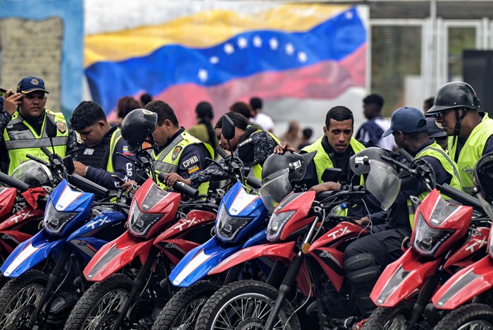 Policías motorizados frente a una terminal de autobuses en el populoso barrio de Petare, en Caracas, el 5 de agosto de 2024. · Foto: Yuri Cortez / AFP