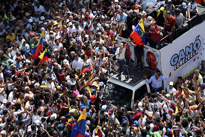 María Corina Machado (C) durante una protesta convocada por la oposición para que se reconozca la victoria electoral, el 17 de agosto , en Caracas. · Foto: Juan Barreto, AFP