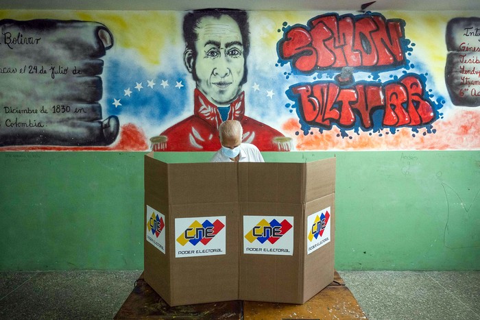 Centro electoral durante las pasadas elecciones del 21 de noviembre de 2021, en Caracas, Venezuela. · Foto: Rayner Peña, EFE