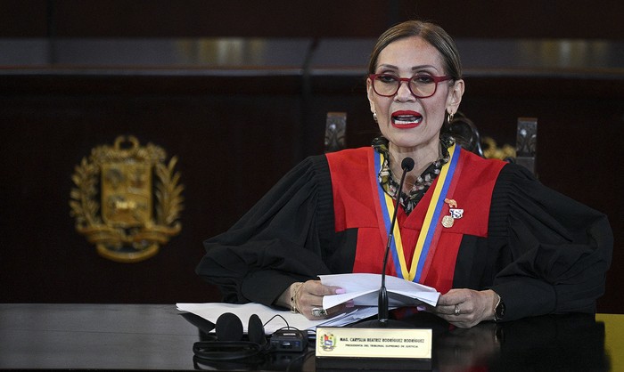 Caryslia Rodríguez, presidenta del Tribunal Supremo de Justicia de Venezuela, lee un comunicado sobre los resultados de las elecciones presidenciales, el 22 de agosto, en Caracas. · Foto: Federico Parra, AFP