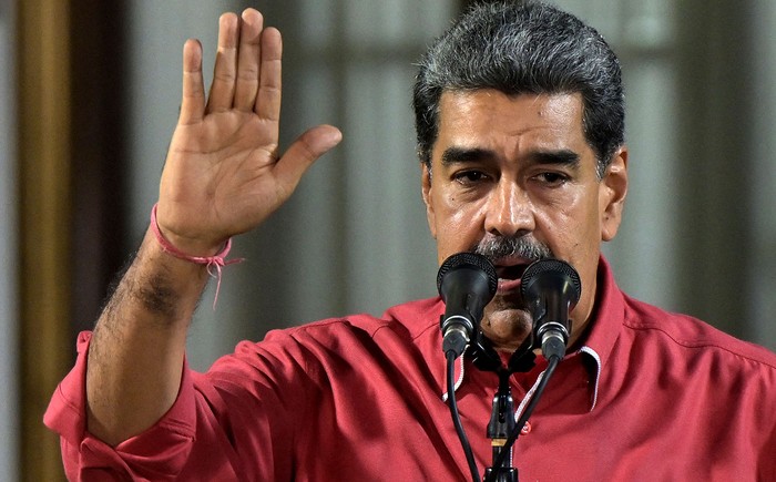 Nicolás Maduro se dirige, el 7 de agosto, a sus partidarios frente al palacio presidencial de Miraflores. · Foto: Yuri Cortez / AFP