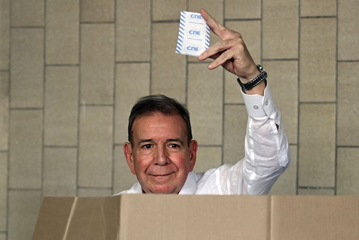 Edmundo González Urrutia vota en la escuela Santo Tomás de Villanueva, el 28 de julio, en Caracas. · Foto: Raúl Arboleda, AFP