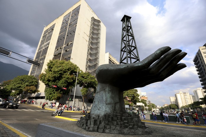 Escultura frente a la petrolera estatal Petróleos de Venezuela SA, el 27 de febrero, en Caracas. · Foto: Pedro Mattey, AFP