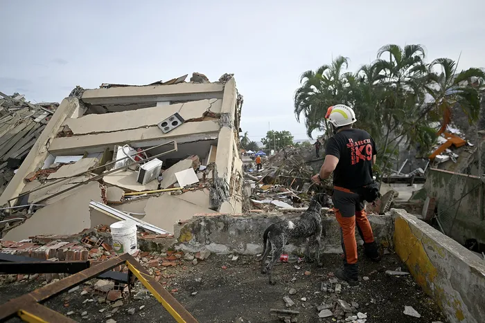 Rescatista español en La Guaira, Venezuela, el 3 de julio. · Foto: Juan Barreto, AFP