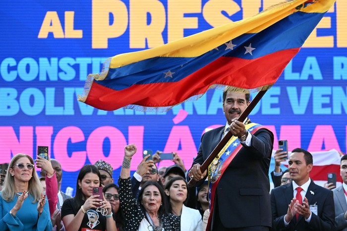 Nicolás Maduro después de pronunciar un discurso frente al palacio presidencial de Miraflores, en Caracas, el 10 de enero. · Foto: Federico Parra, AFP