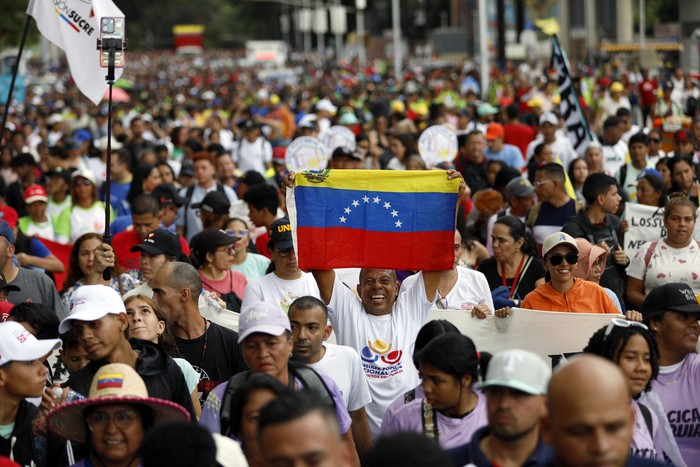 Partidarios de Nicolás Maduro participan en una marcha en defensa de la Ley contra el Fascismo, el Neofascismo y Expresiones Similares, el 23 de agosto, en Caracas. · Foto: Pedro Rances, AFP