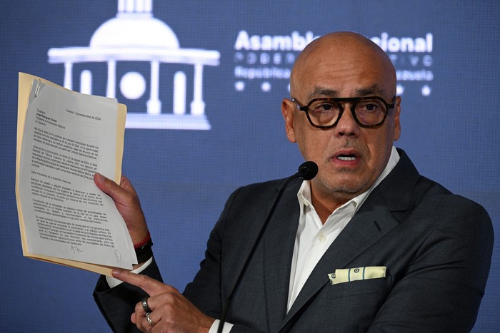 Jorge Rodríguez, presidente de la Asamblea Nacional, muestra la supuesta carta del candidato opositor Edmundo González Urrutia, el 18 de setiembre, durante una conferencia de prensa en Caracas. · Foto: Federico Parra, AFP