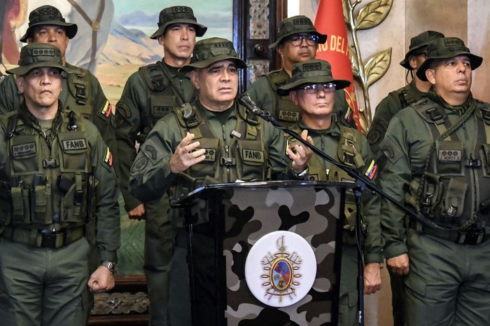 Vladimir Padrino López, ministro de Defensa de Venezuela, durante una conferencia de prensa en Caracas, el 30 de julio. · Foto: AFP