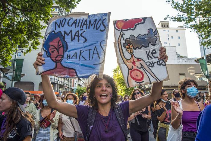 Mujeres y disidencias marchan contra la cultura de la violación en Montevideo (28.01.2022). · Foto: Natalia Rovira