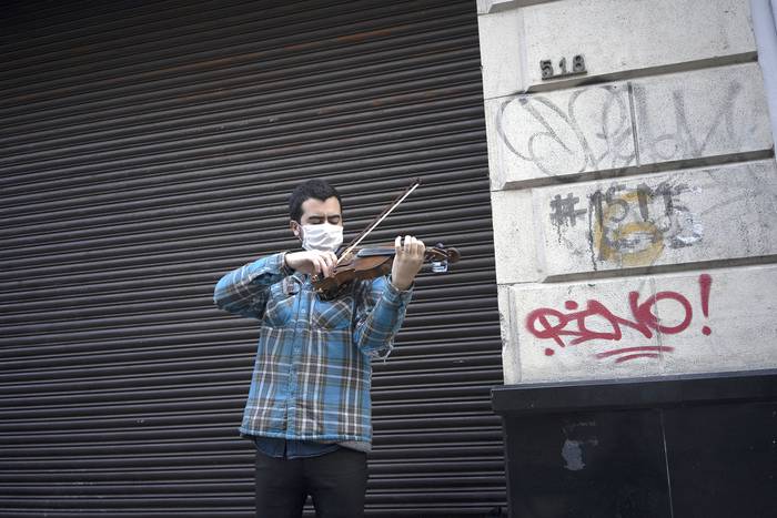 Violinista en la peatonal Sarandí, el 13 de mayo. Foto: Ernesto Ryan