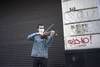 Violinista en la peatonal Sarandí, el 13 de mayo. Foto: Ernesto Ryan Violinista en la peatonal Sarandí, el 13 de mayo. Foto: Ernesto Ryan