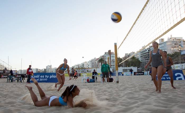 Campeonato de Beach Volley en Estadio Arenas del Plata, competiencia femenina Master. · Foto: Natalia Rovira