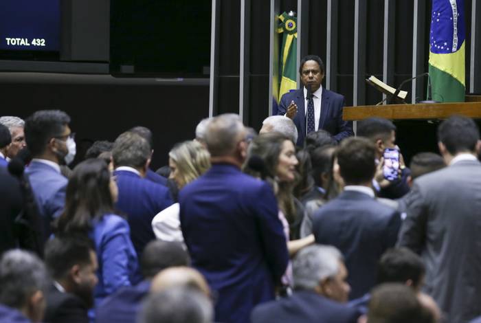 El diputado Orlando Silva, durante el tratamiento de la llamada ley PL 2630, de Fake News, el 25 de abril de 2023. · Foto: Lula Marques, Agência Brasil